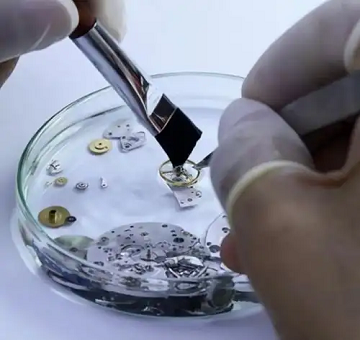 爱彼手表机芯洗油换油